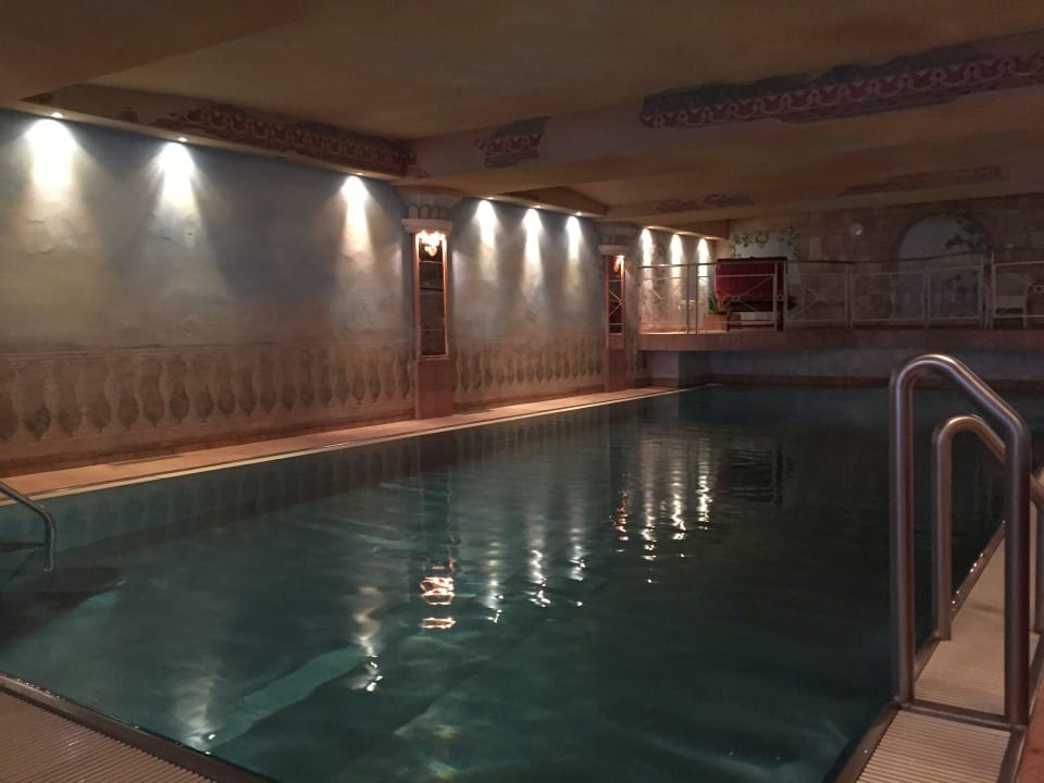 Der schöne Indoor-Pool Verwöhnhotel Kristall