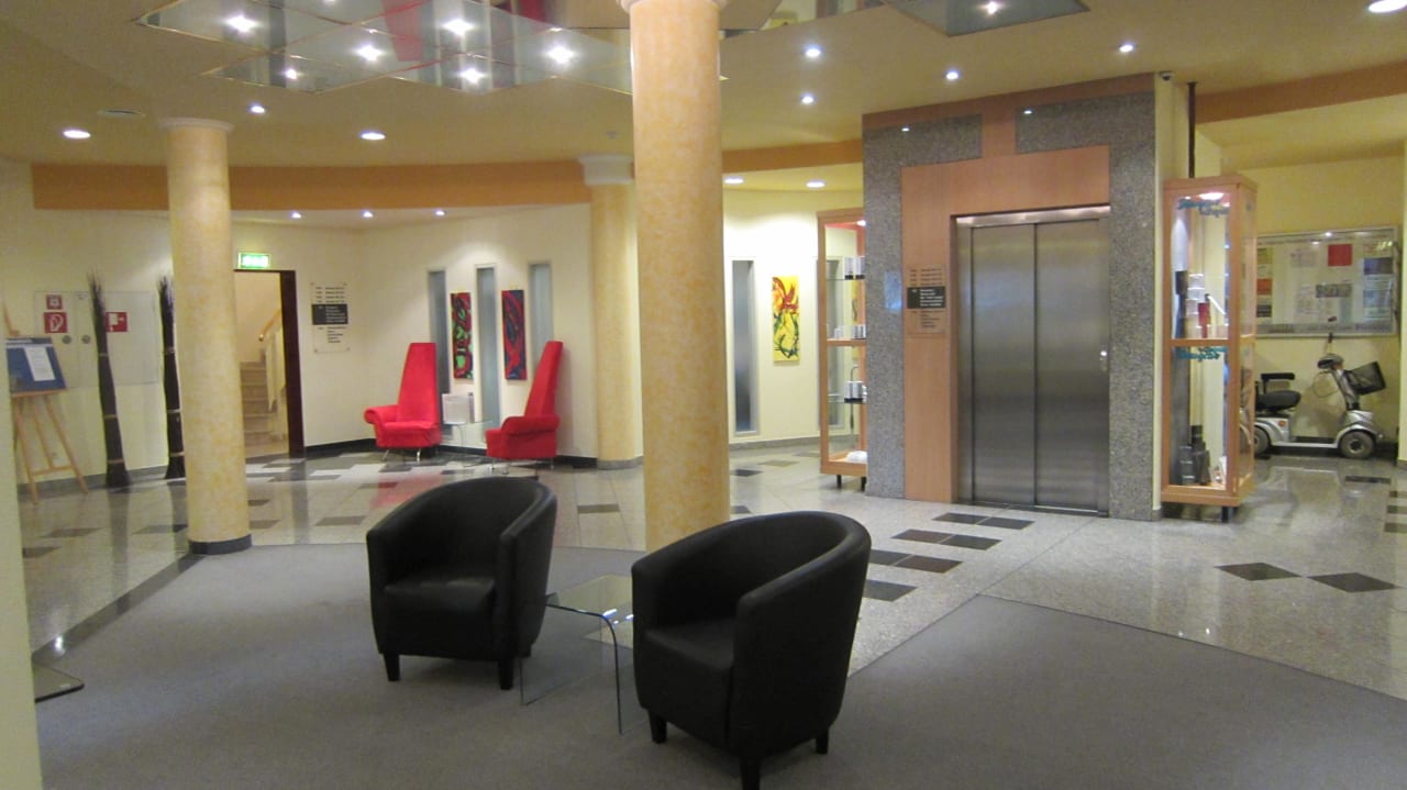 Eingangsbereich mit Aufzug Vitalotel Roonhof