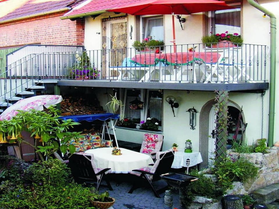 Sitzecke mit Grillplatz + Eingang über Außentreppe Ferienhaus Deibl