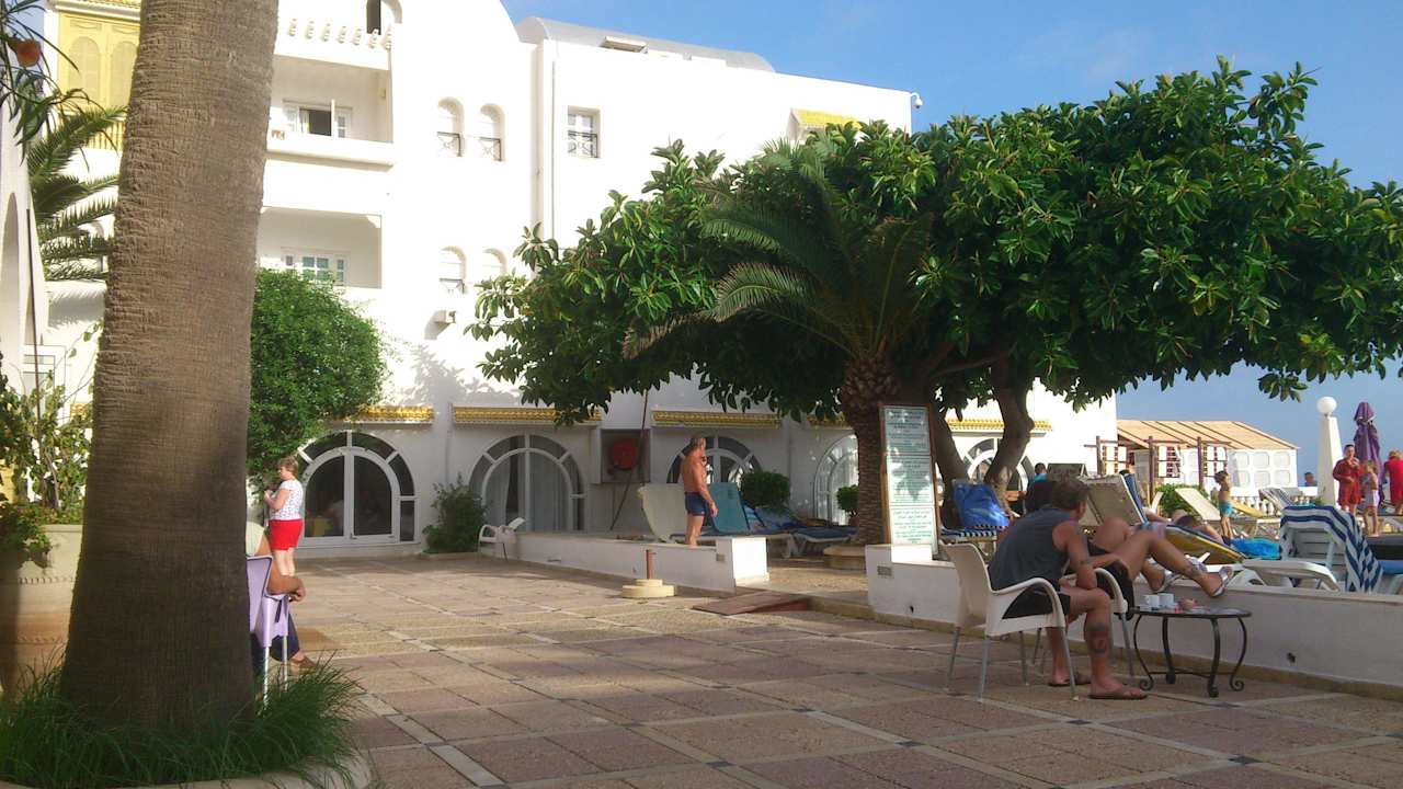 Linke Seite vom Pool Alassio Hotel and Thalasso