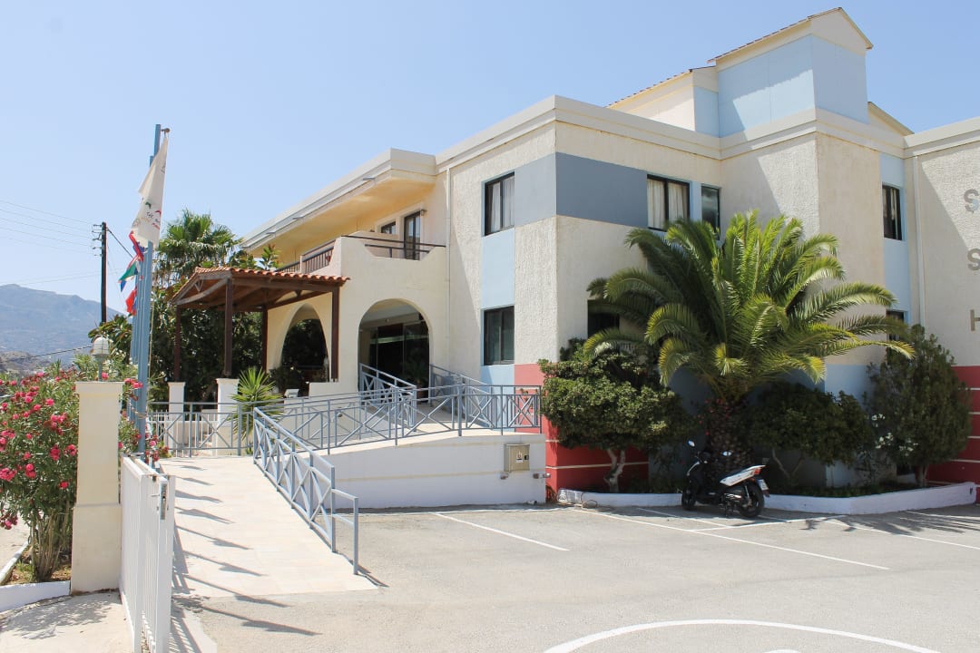 Hotel Frontansicht. Eingang u. Parkplatz Hotel Seven Stars