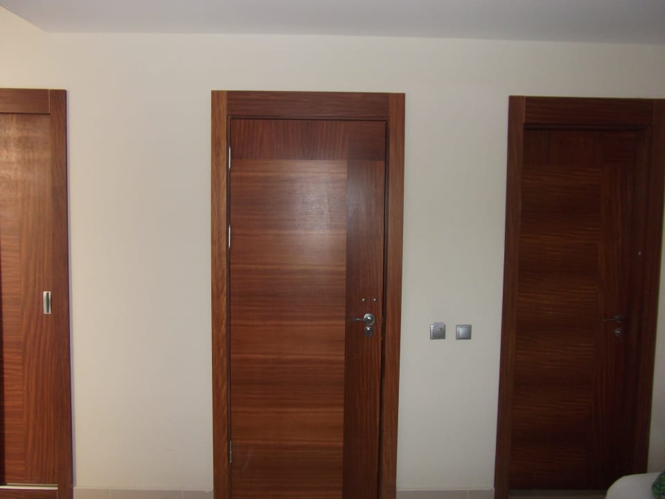 In der Mitte, die Eingangstür Kamelya Aishen Club