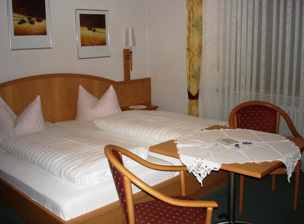 Gästezimmer am Abend Landgasthof Freiberger