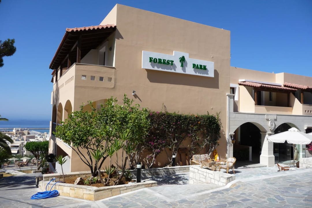 Hotelansicht am Haupteingang Hotel Forest Park