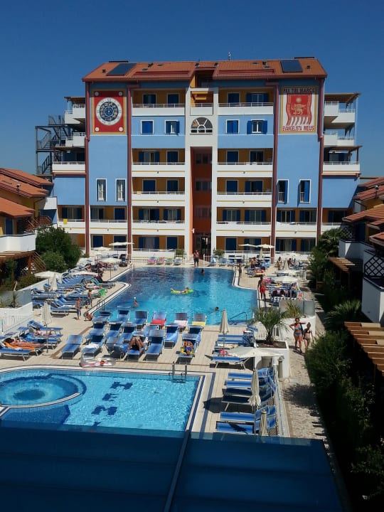 Poolanlage und Innenhof Hemingway Villaggio Hemingway