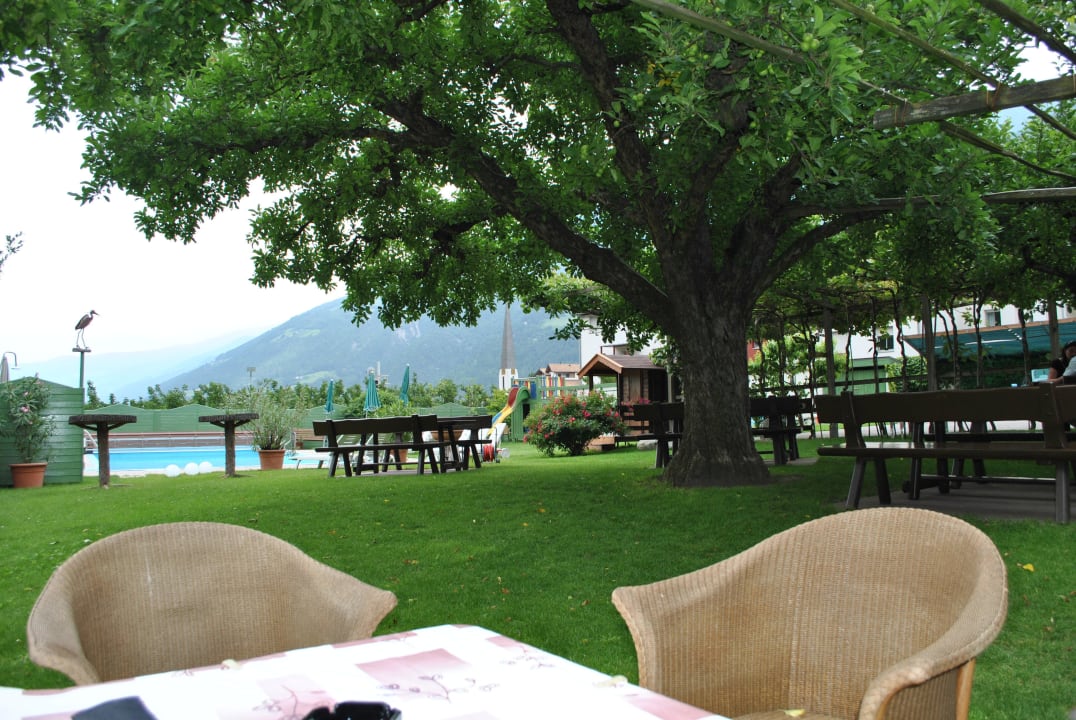 Gemütlich sitzen im Garten Hotel Bauhof
