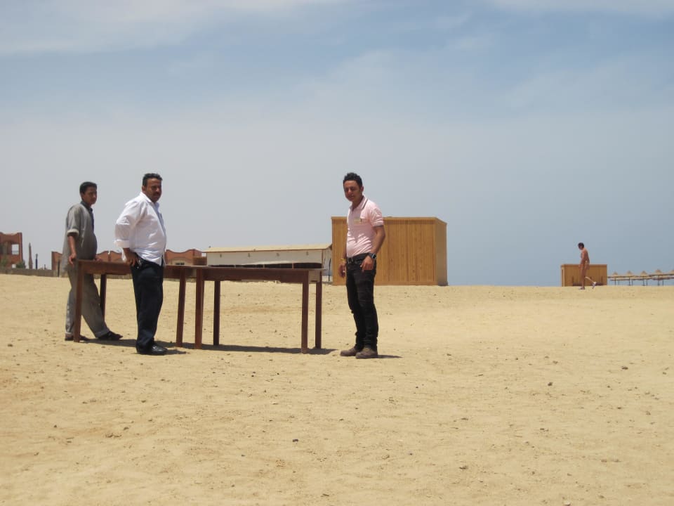 Vorbereitung der Beach Party  Three Corners Happy Life Beach Resort