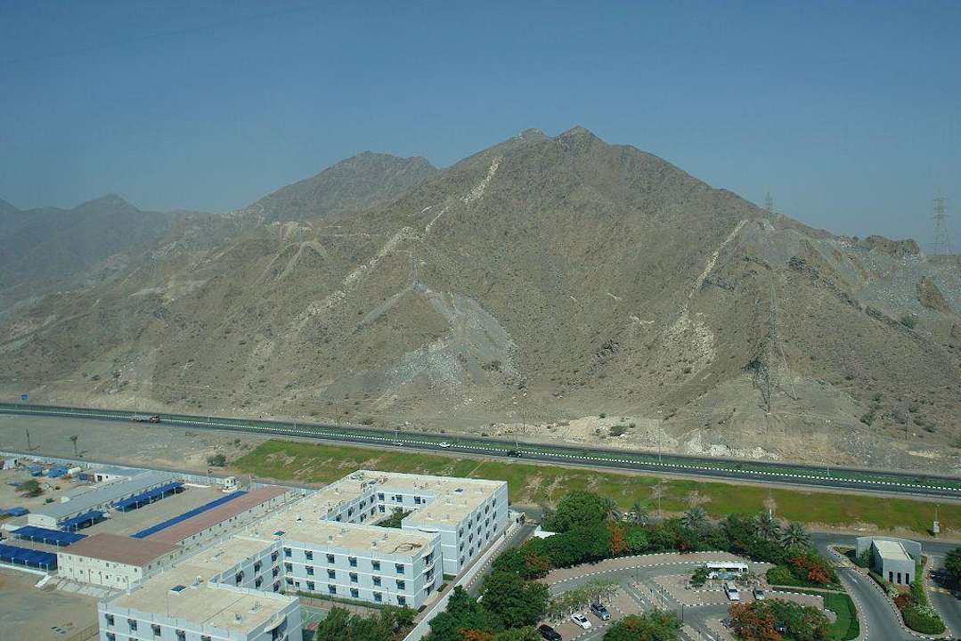 Blick auf die Berge vor dem Hotel Hotel Le Meridien Al Aqah Beach Resort