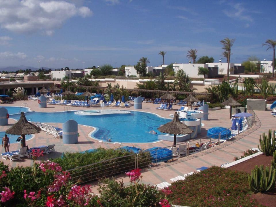 Schöne Poollandschaft Hotel HL Club Playa Blanca