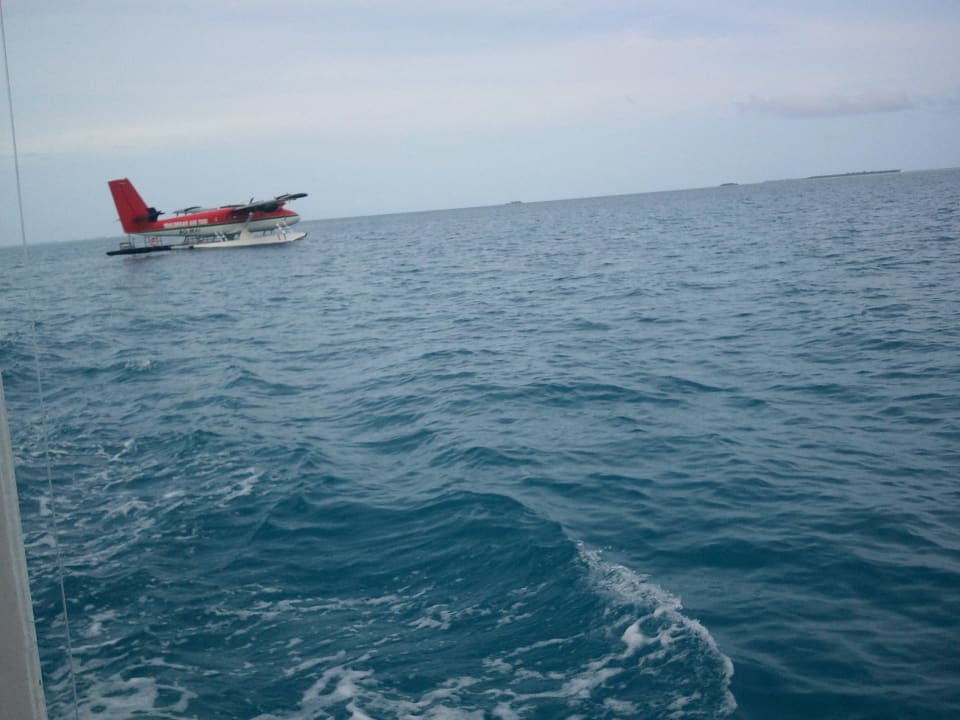 Landung Wasserflugzeug 1 km vor Insel Filitheyo Island Resort
