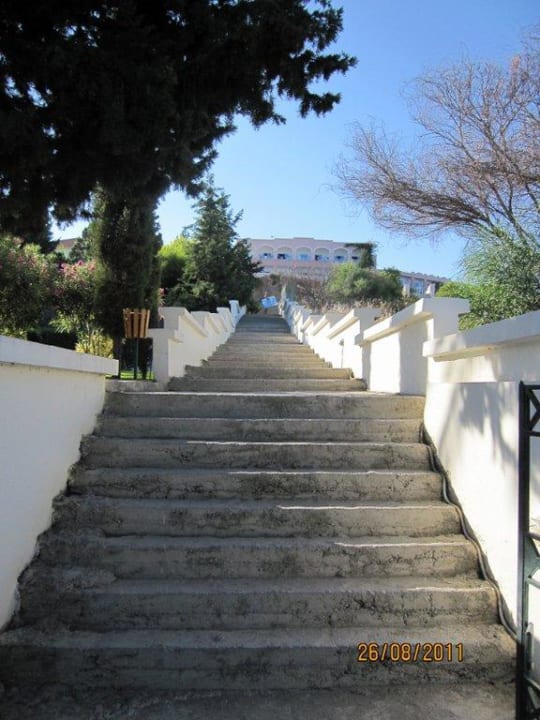Monté de la plage vers la passerelle Mitsis Rodos Village
