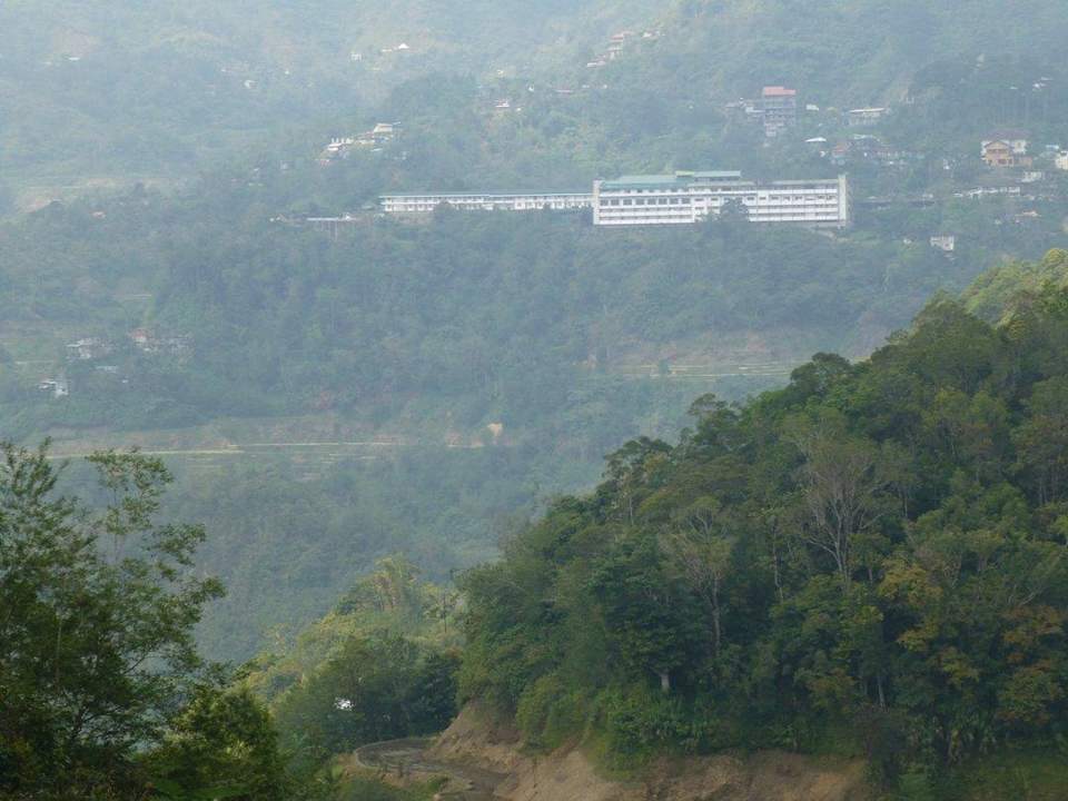Hotelansicht aus den kleinen Reisterrassen Banaue Hotel & Youth Hostel