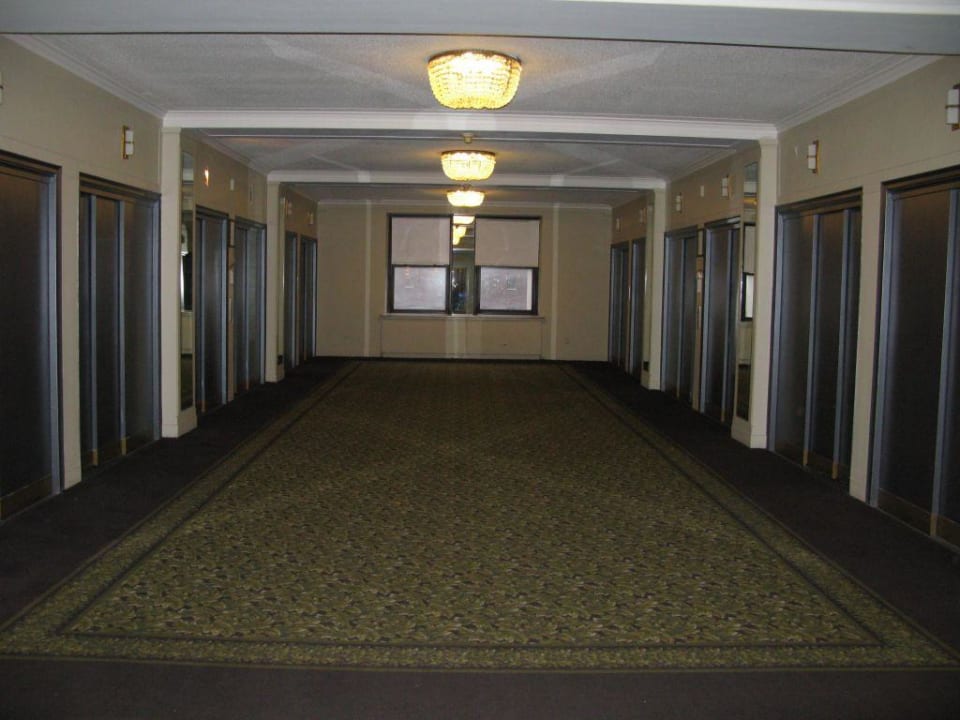 Die Fahrstühle im 3. Stock New York's Hotel Pennsylvania
