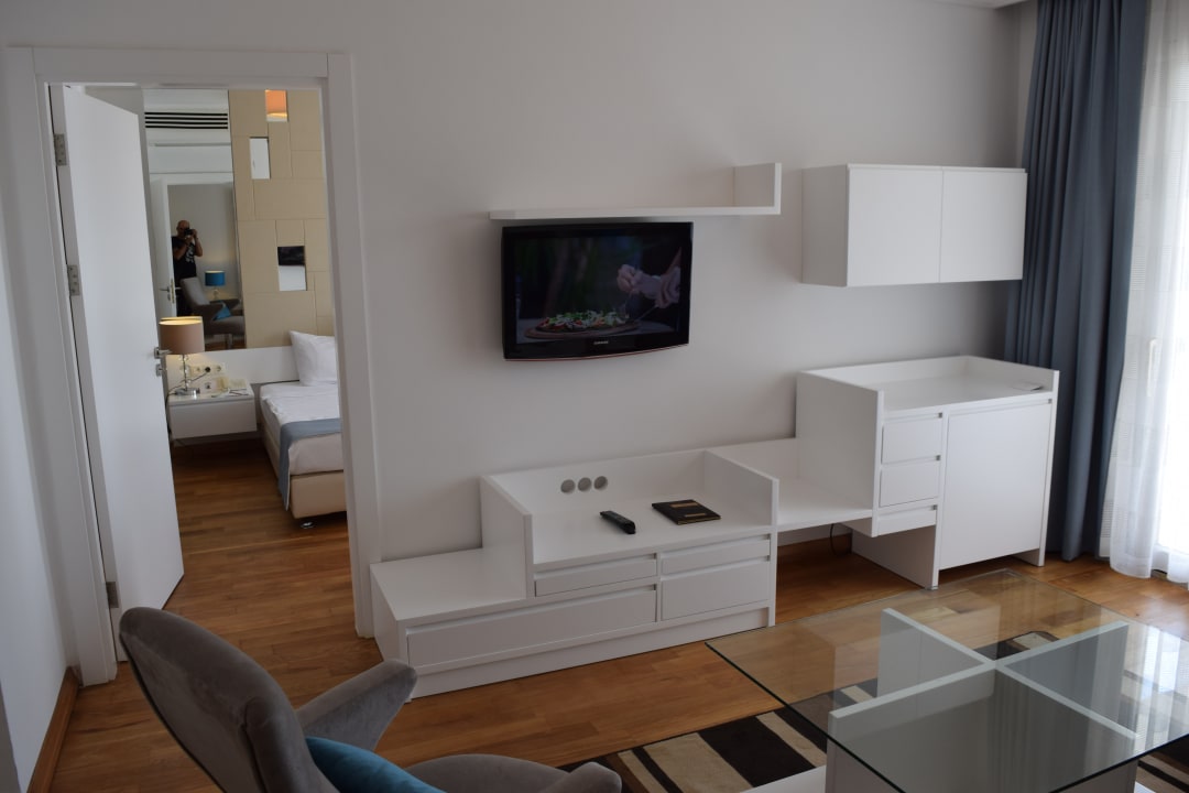 Wohnzimmer. Schrank und TV-Gerät. Sianji Well-Being Resort