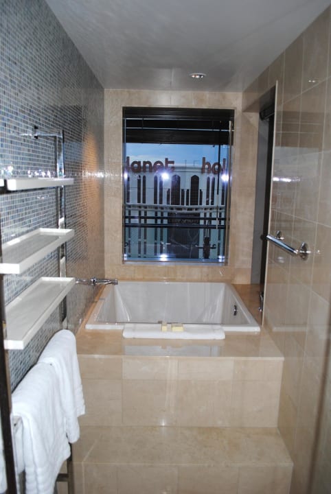 Der Whirlpool mit Fensterblick zum Strip + Bett The Cosmopolitan of Las Vegas