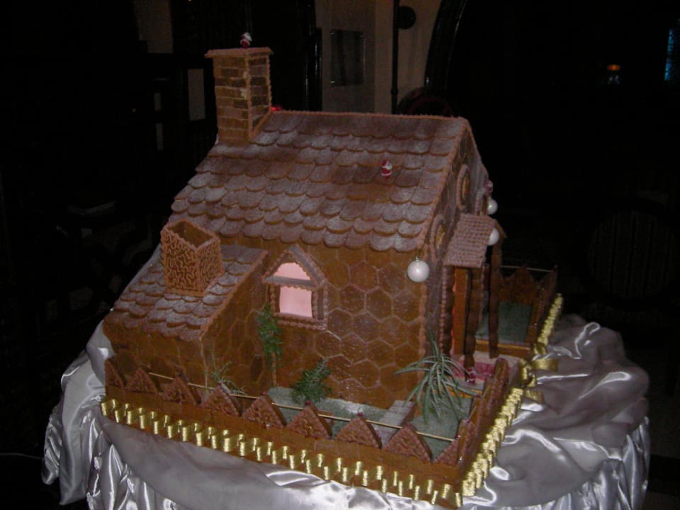 Lebkuchenhaus erstellt vom küchenteam Hotel JAZ Makadi Star & Spa
