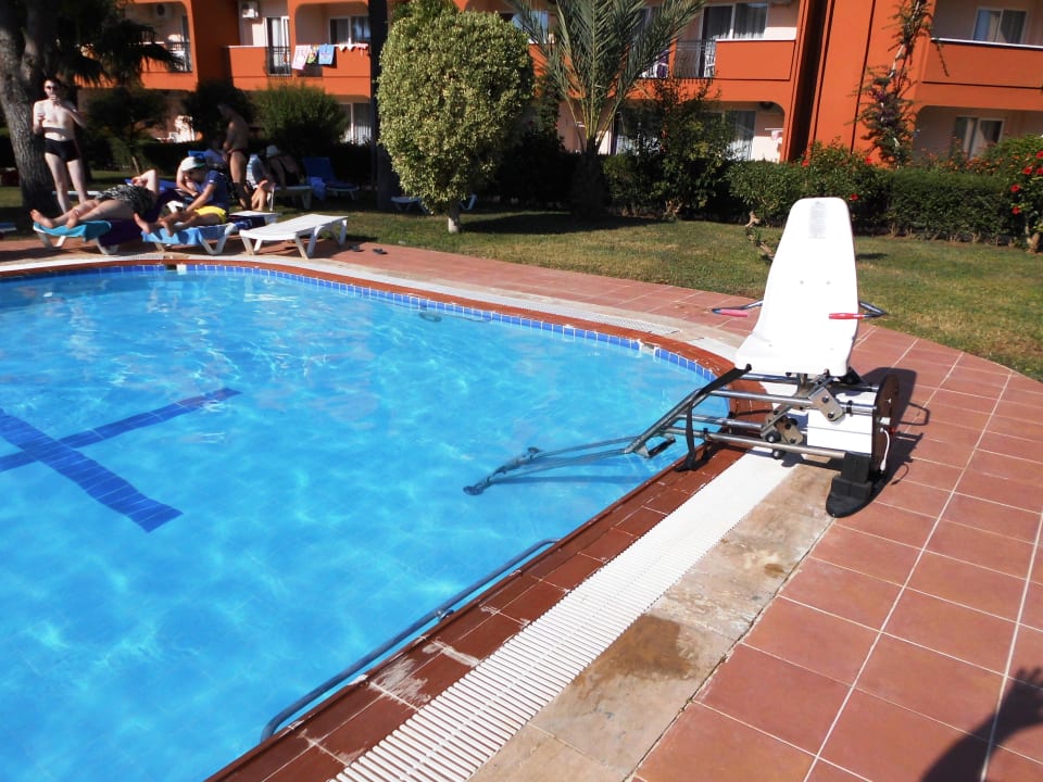 Behindertenlift zum kleinen Pool Club Turtas Beach Hotel