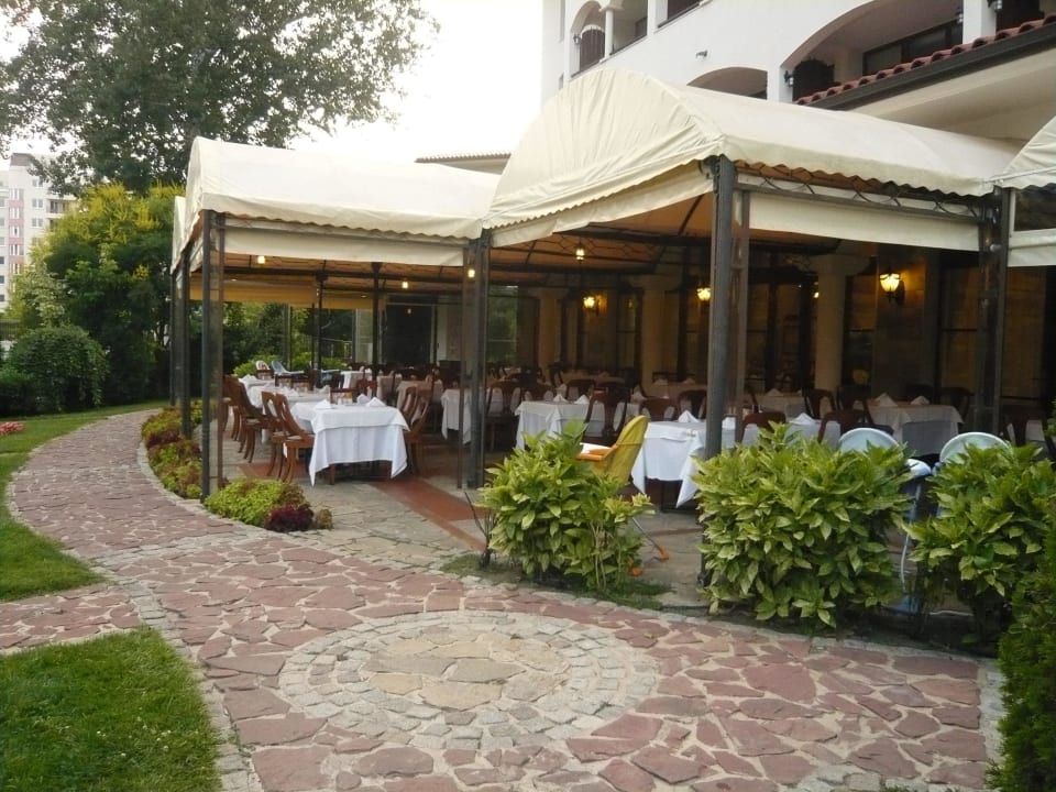 Außenbereich des Restaurants Helena Park