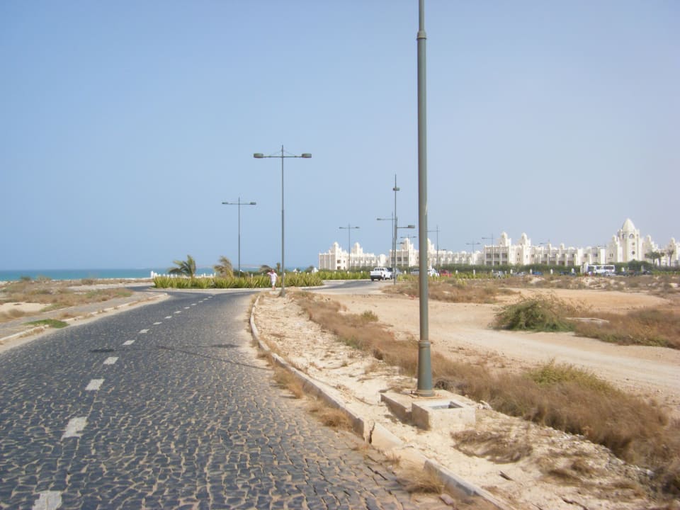 Hotelanlage im Hintergrund Hotel Riu Karamboa