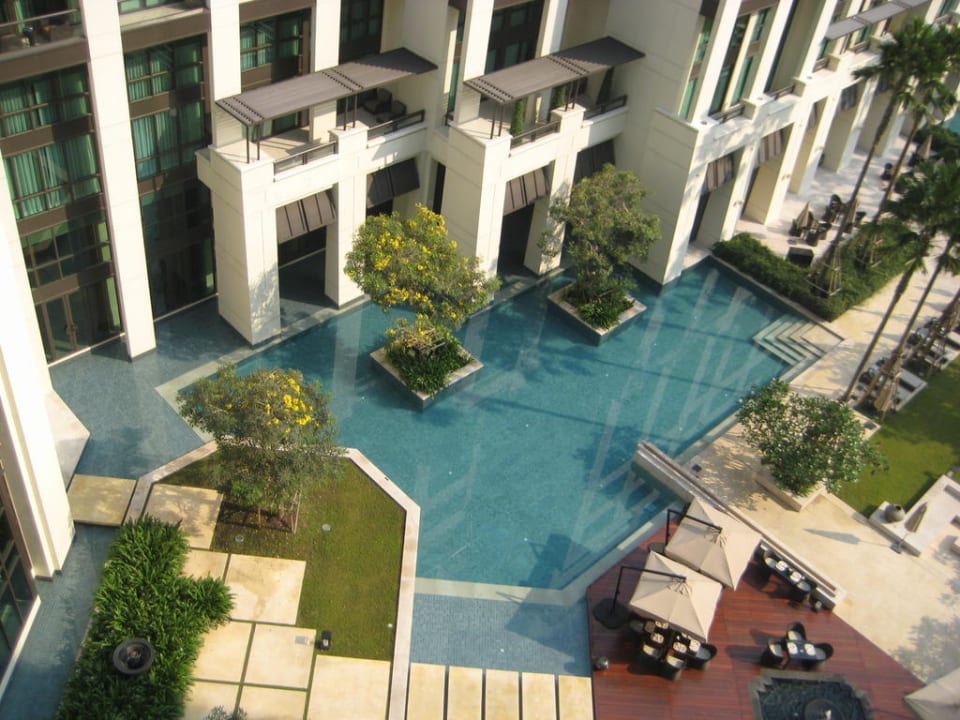 Blick vom Balkon zum Poolbereich  Siam Kempinski Hotel Bangkok