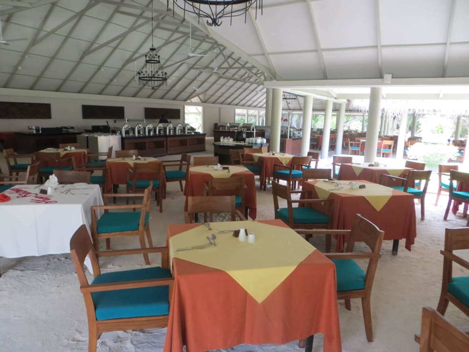Das lieblos eingedeckte Main Restaurant innen Adaaran Select Hudhuran Fushi - Premium All Inclusive