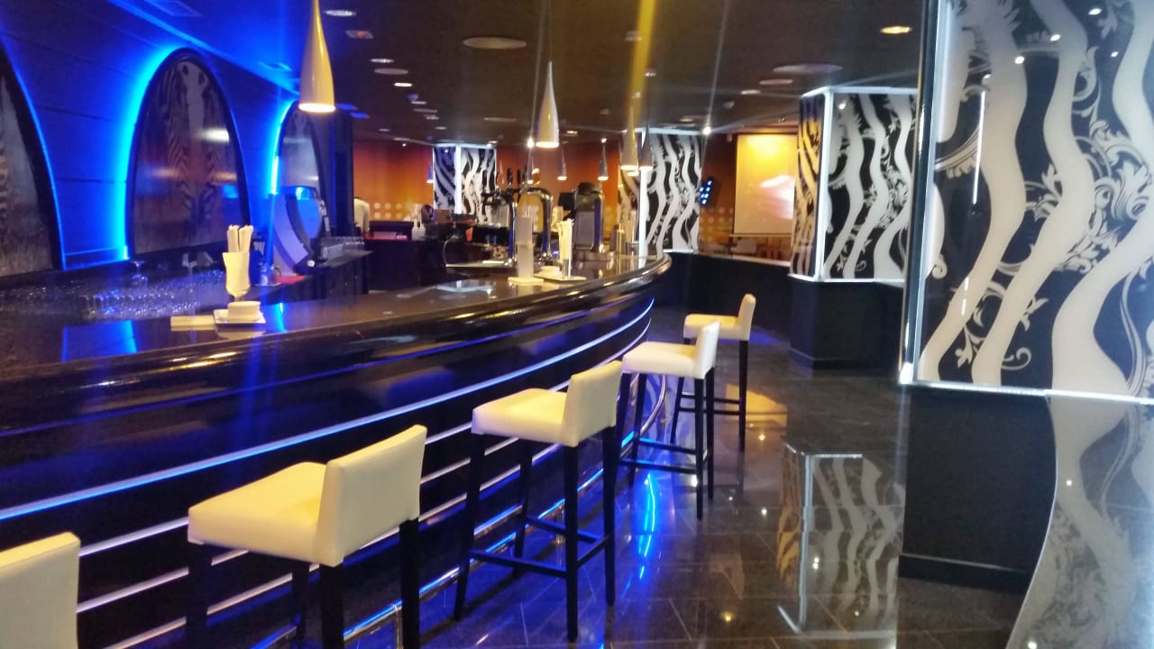 Bar na poziomie -1 Servatur Waikiki