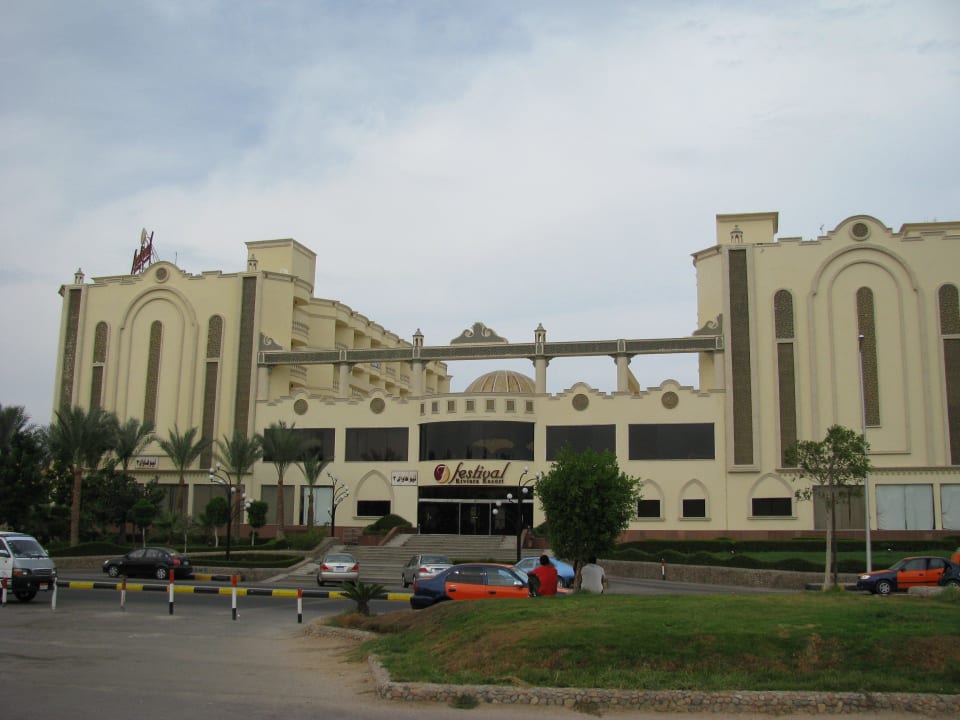 Вид на главный корпус Riviera Aqua Park Resort