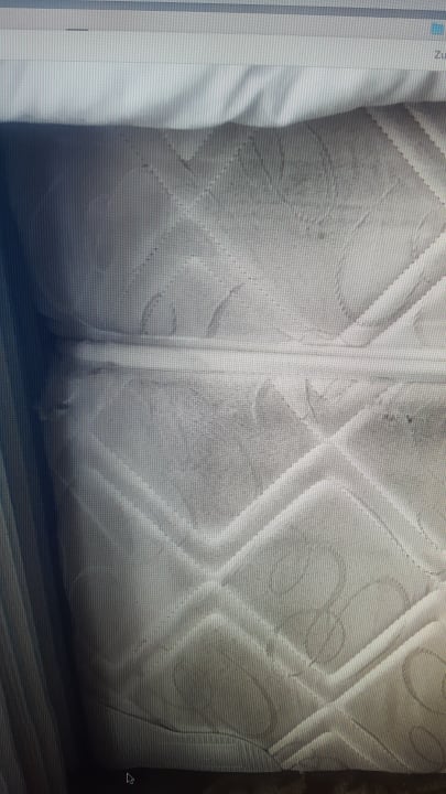 Matratze schmutzig und beschädigt Royal Wings Hotel