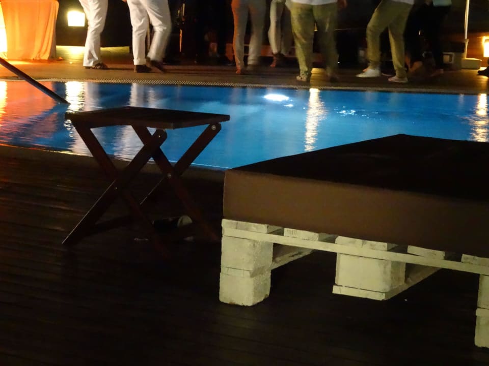 Sitzgelegenheit bei der Poolnight R2 Bahía Playa Design Hotel & Spa - Adults Only