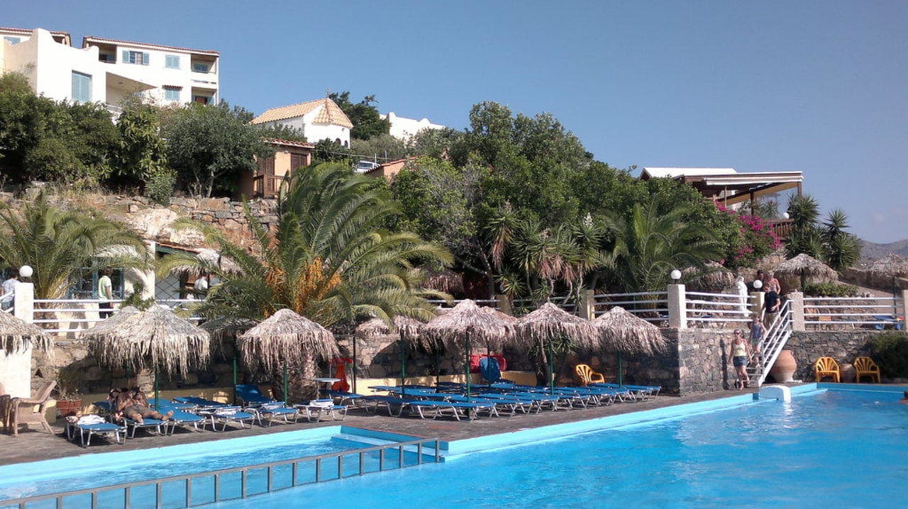Pool und Terrasse unterhalb der Taverne Elounda Residence Resort & Waterpark