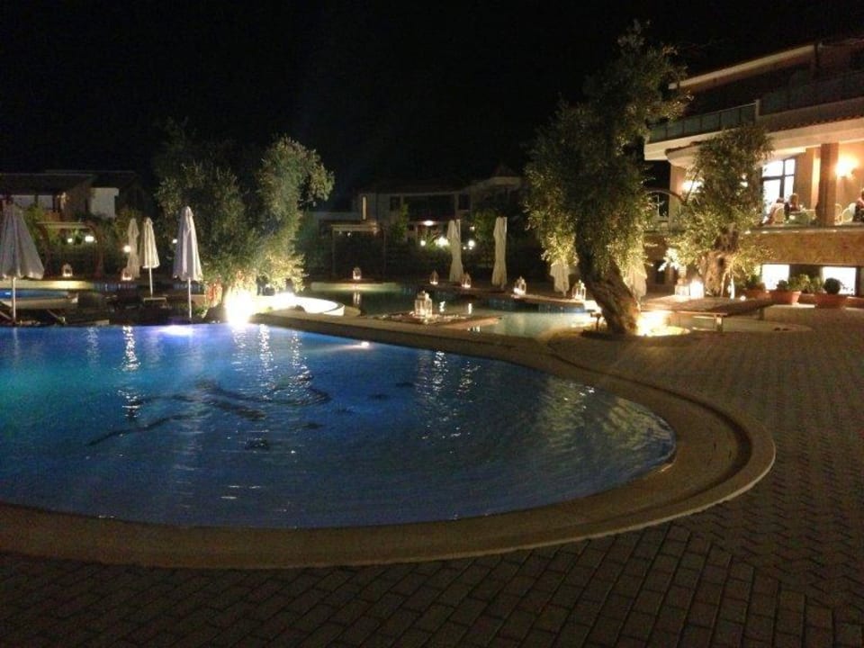 Hotel-Innenhof bei Nacht mit Pool Alexandra Golden Boutique - Adults only
