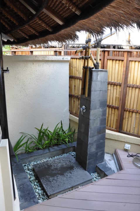Aussendusche im privaten Hinterhof Banyan Tree Vabbinfaru
