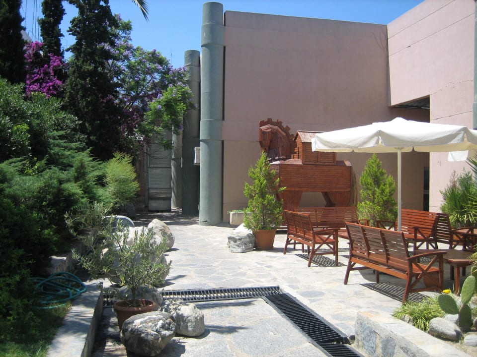 Neben Haupteingang Hotel Pine Bay Holiday Resort