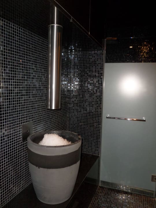 Laufende Eis-Schnee-Produktion Waldorf Astoria Berlin