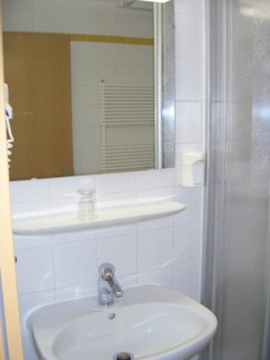 Blick ins Bad des EZ IFA Alpenrose Hotel Kleinwalsertal