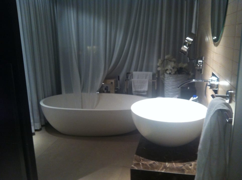 Badezimmer mit Badewanne The Canvas Hotel Dubai MGallery By Sofitel