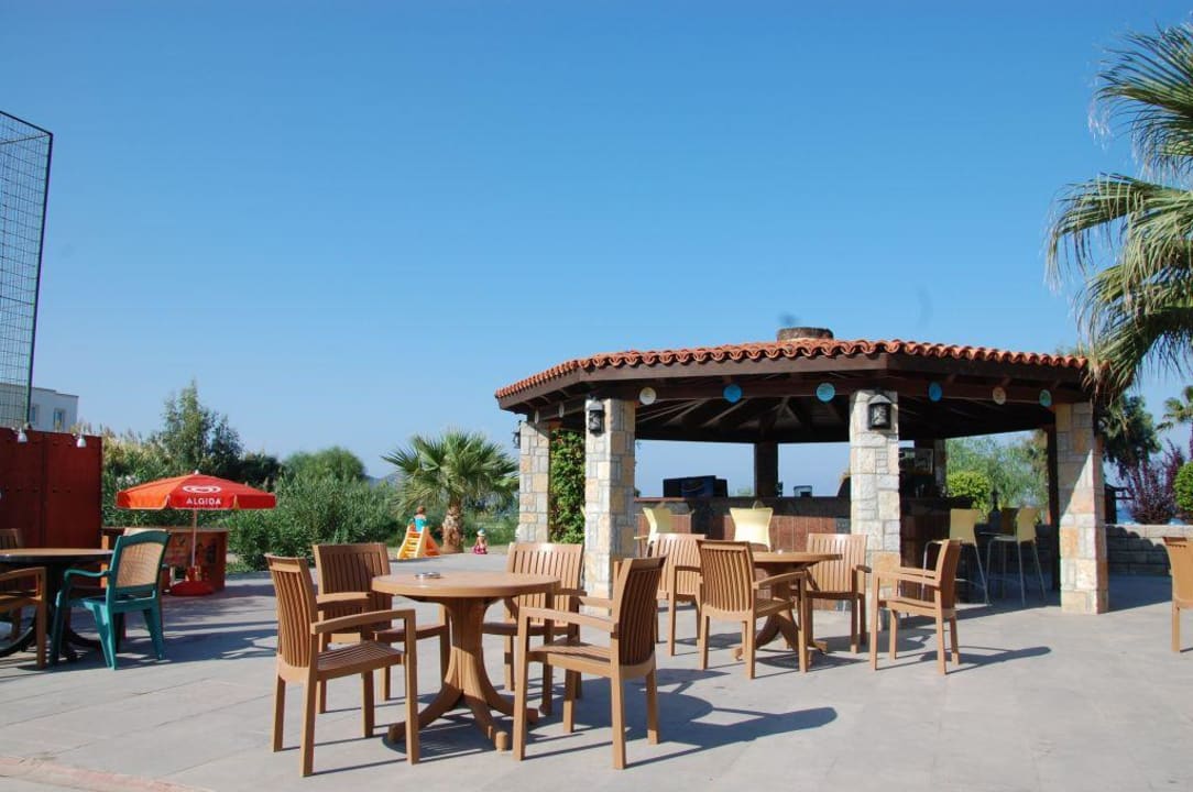 Bar Tiana Beach Resort
