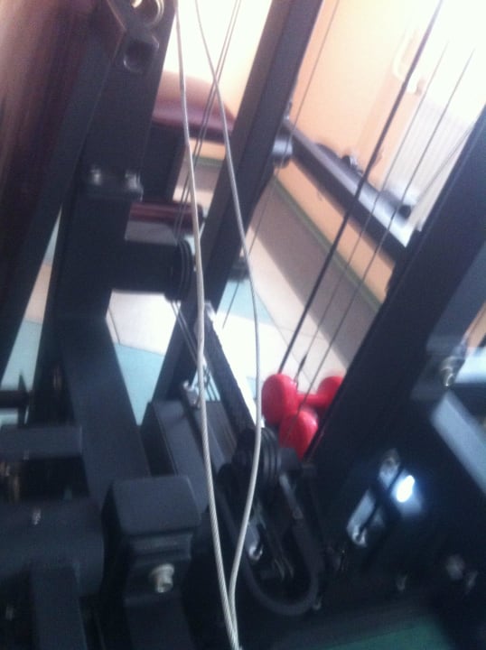 Kaputte Stahlseile im Fitnessraum Relax Inn Health & Spa