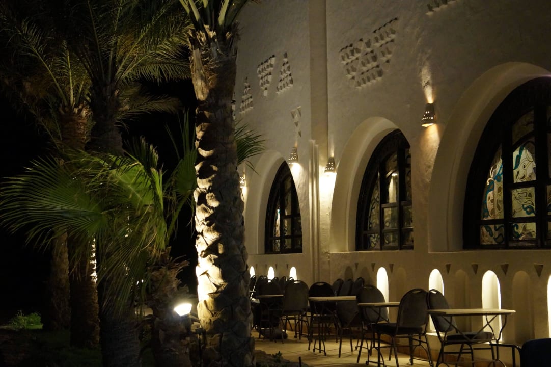 Sitzgelegenheit vor dem Bierkeller Arabella Azur Resort