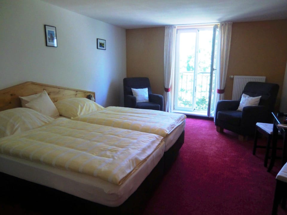 Schlaffzimmer mit blick auf die schöne ümgebüng Gasthaus Brandner