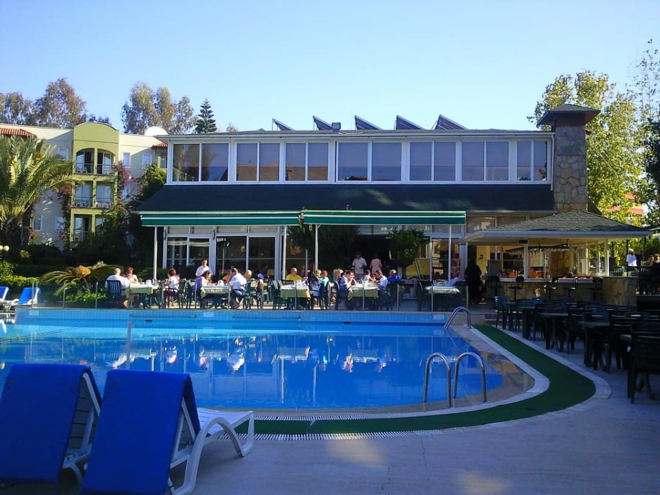 Der Hauptpool und das Restaurant (re: Bar) Hotel Gardenia Beach