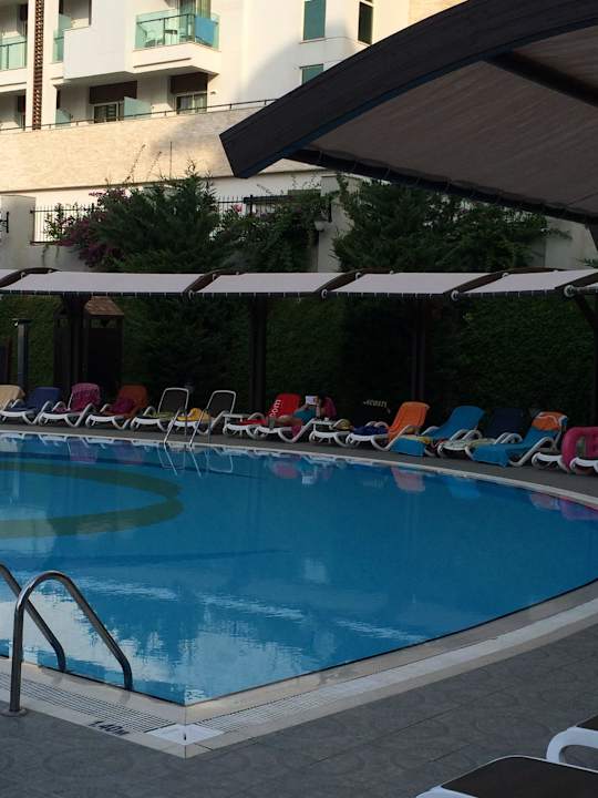 Frühs um 7 --> Alle Liegen belegt Aydinbey Kings Palace & Spa