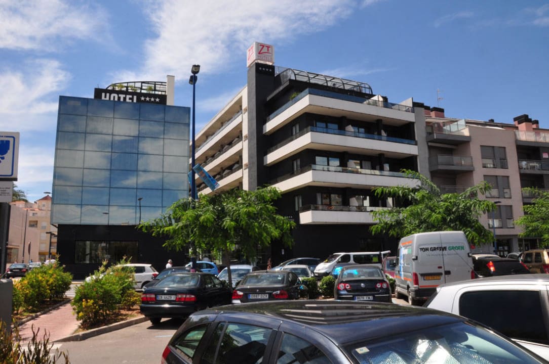 Blick vom Parkplatz auf das Hotel Hotel RH Don Carlos & Spa