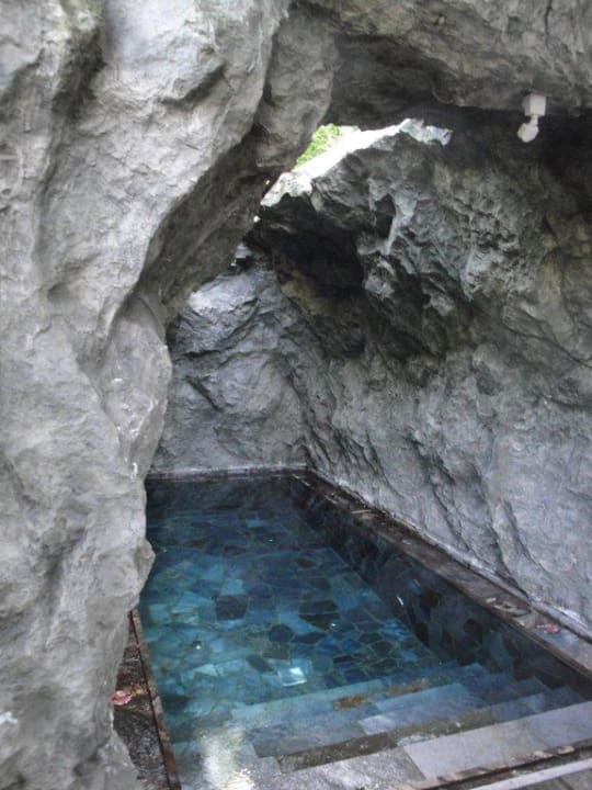 Grotte zum Abkühlen nach der Aussensauna Alpenresort Schwarz
