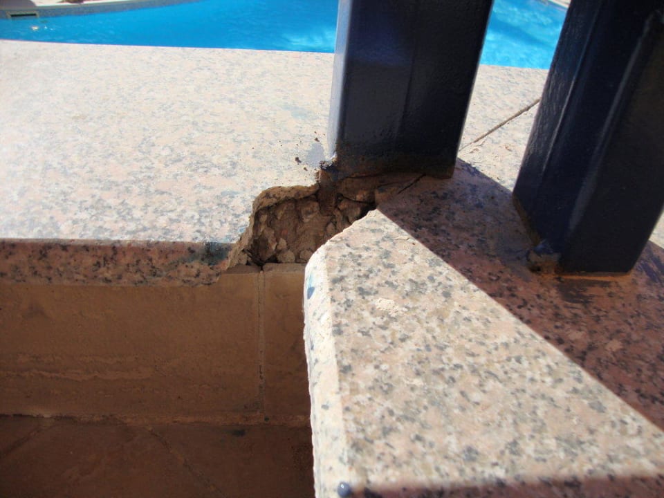 Zdewastowany balkon Titanic Beach Spa & Aqua Park