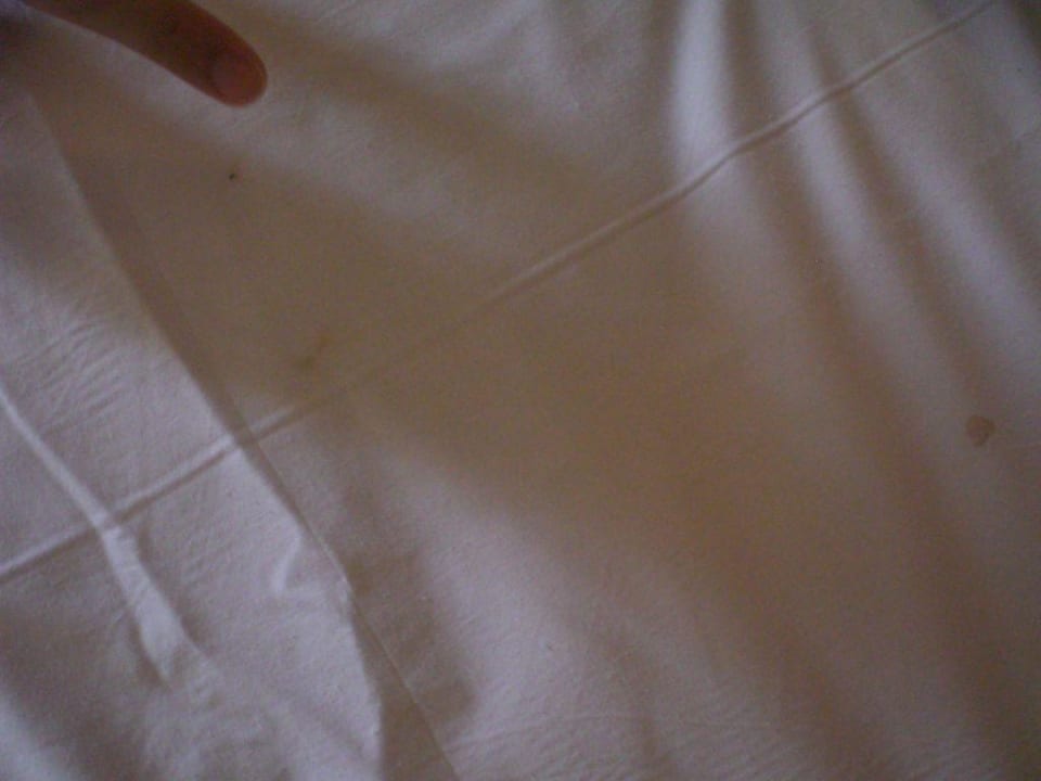 "Frische" Bettlaken, Flecken en masse Utopia Beach Club