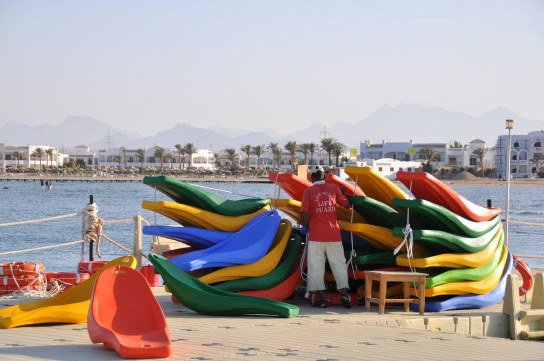 Viel Arbeit auf der Badeplattform Beach Albatros Resort