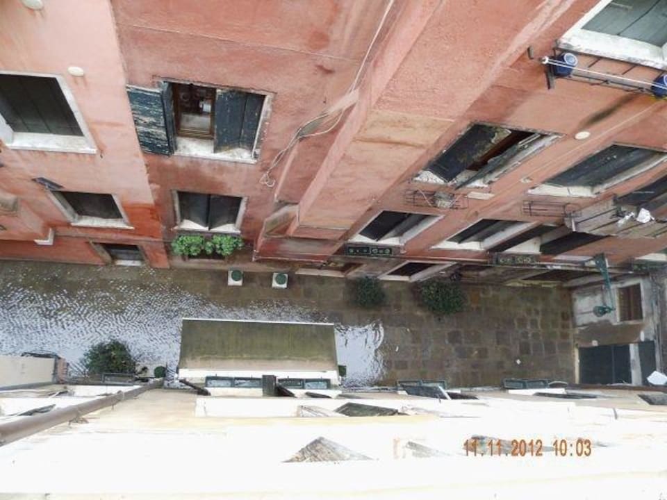 Blick aus dem Fenster in die Gasse bei Hochwasser Hotel Bartolomeo