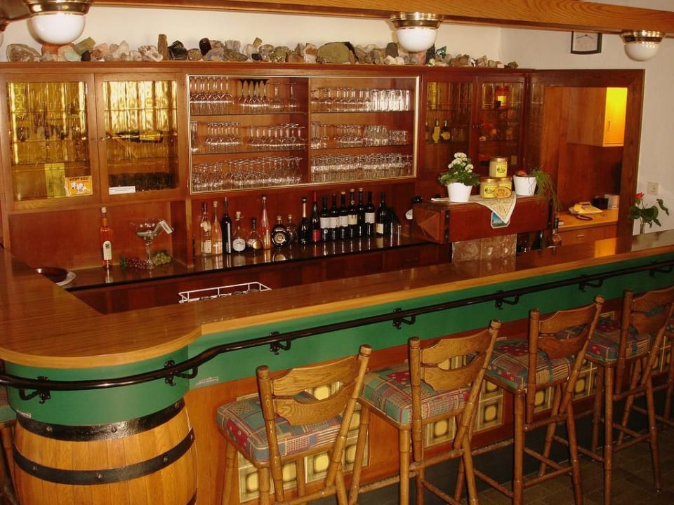 Unsere urige Theke für ein frisch gezapftes Bier Hotel Vulkan Stuben