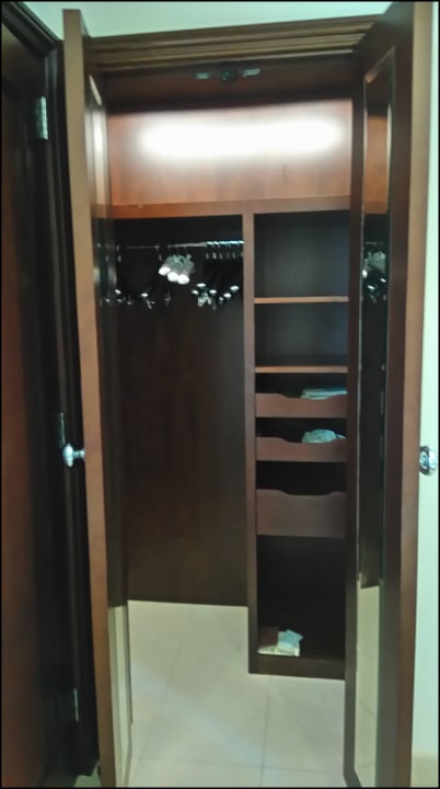 Begehbarer Kleiderschrank Nr. 2 Ajman Saray, a Luxury Collection Resort